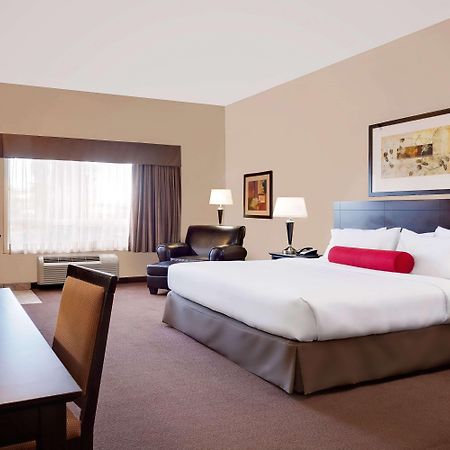 Hotel Ramada By Wyndham Stettler Exterior foto