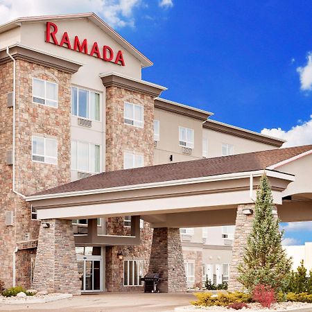 Hotel Ramada By Wyndham Stettler Exterior foto