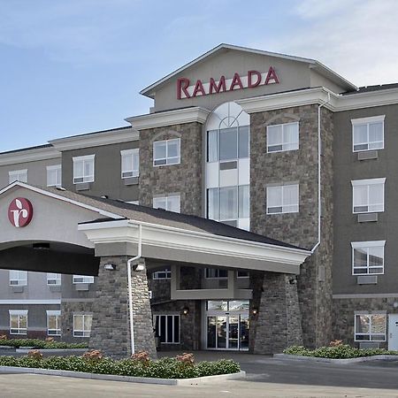 Hotel Ramada By Wyndham Stettler Exterior foto
