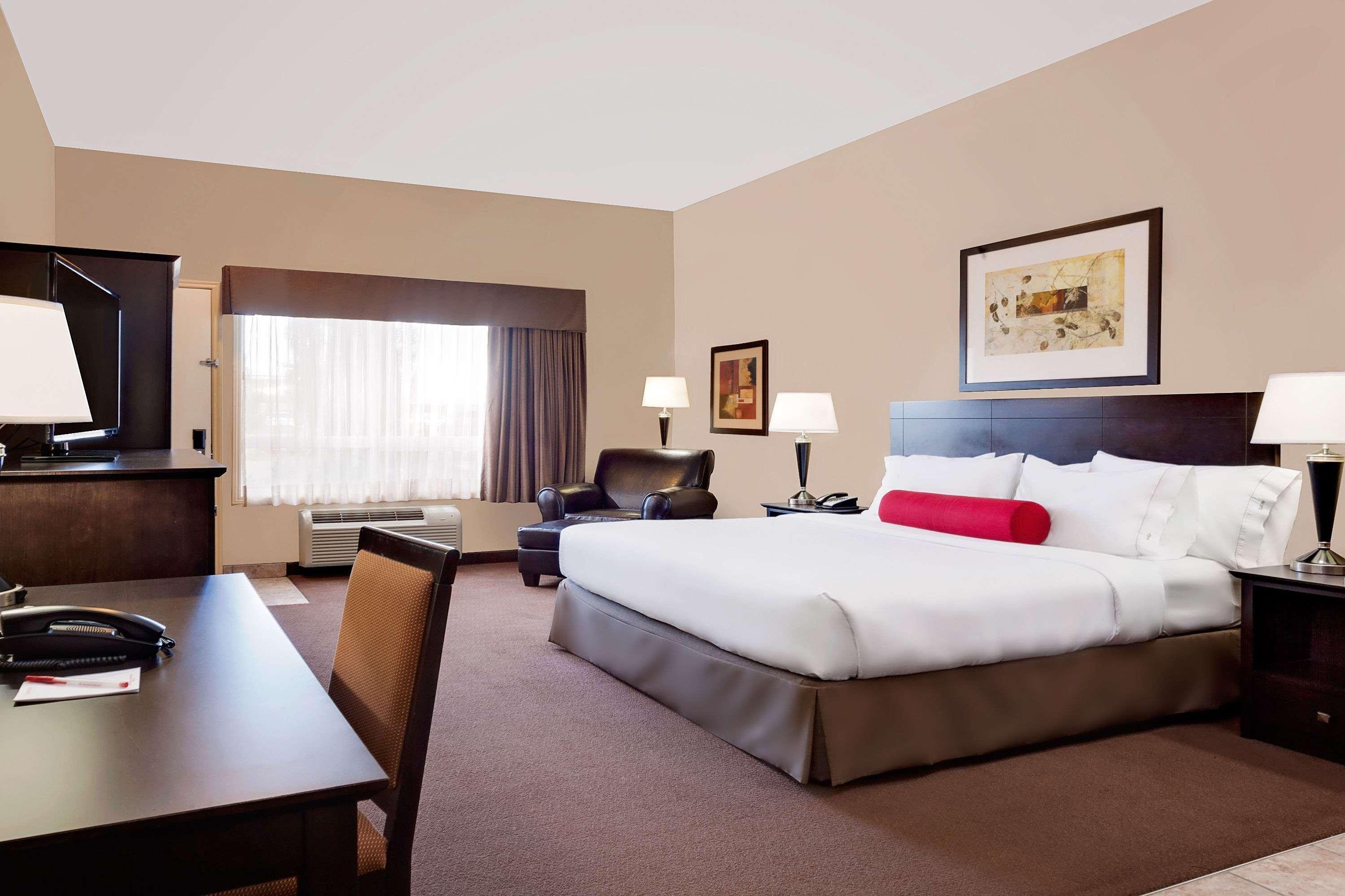 Hotel Ramada By Wyndham Stettler Exterior foto