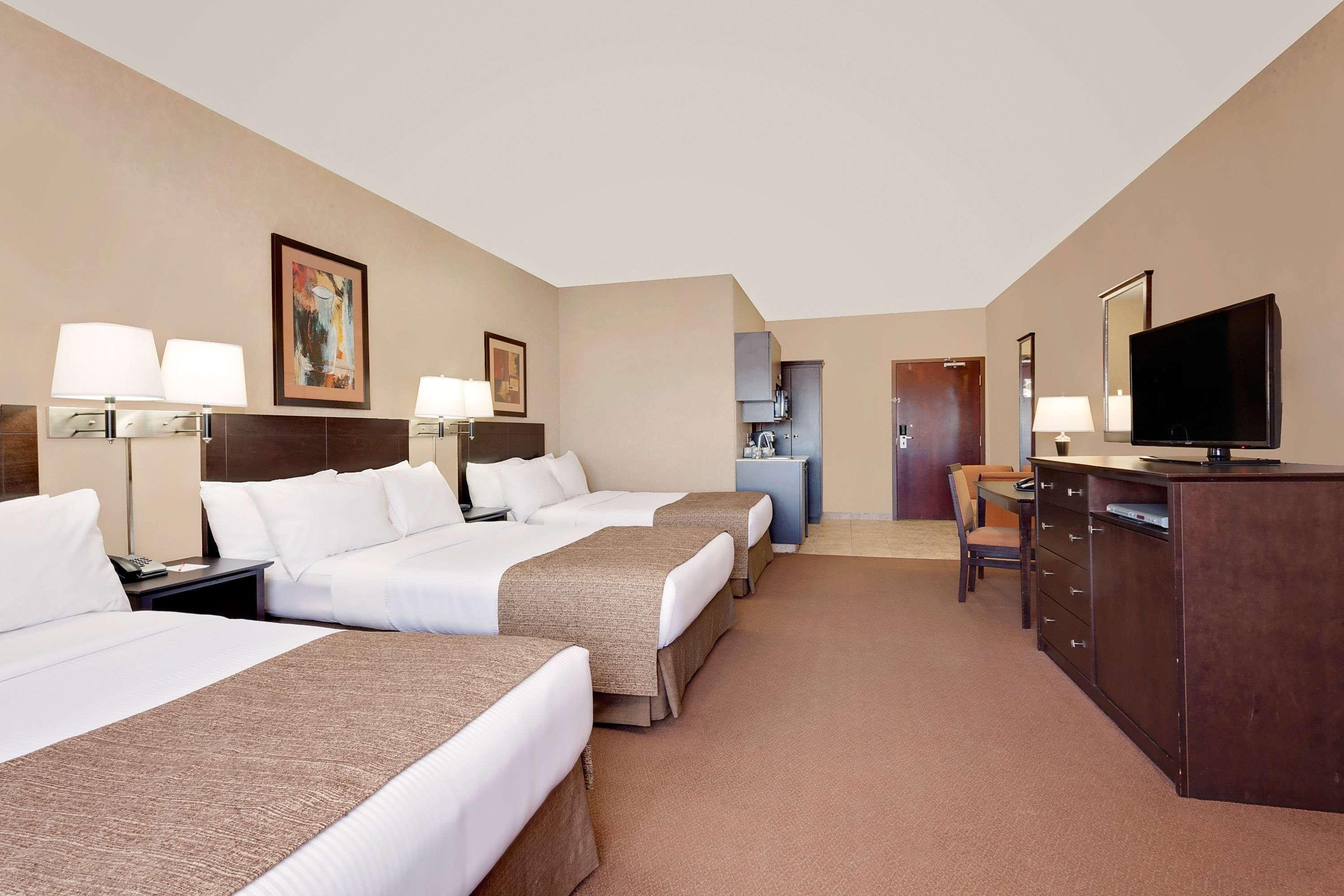 Hotel Ramada By Wyndham Stettler Exterior foto