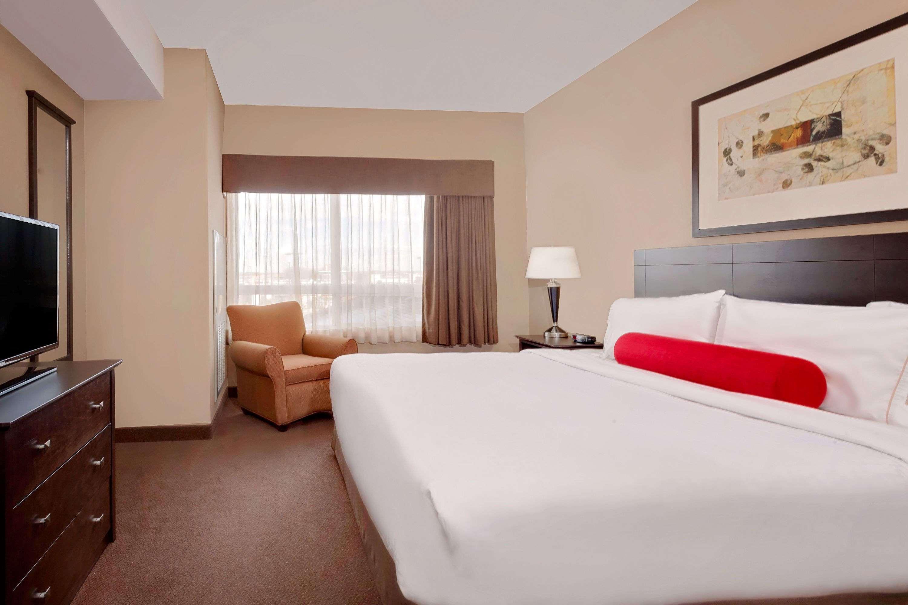 Hotel Ramada By Wyndham Stettler Exterior foto