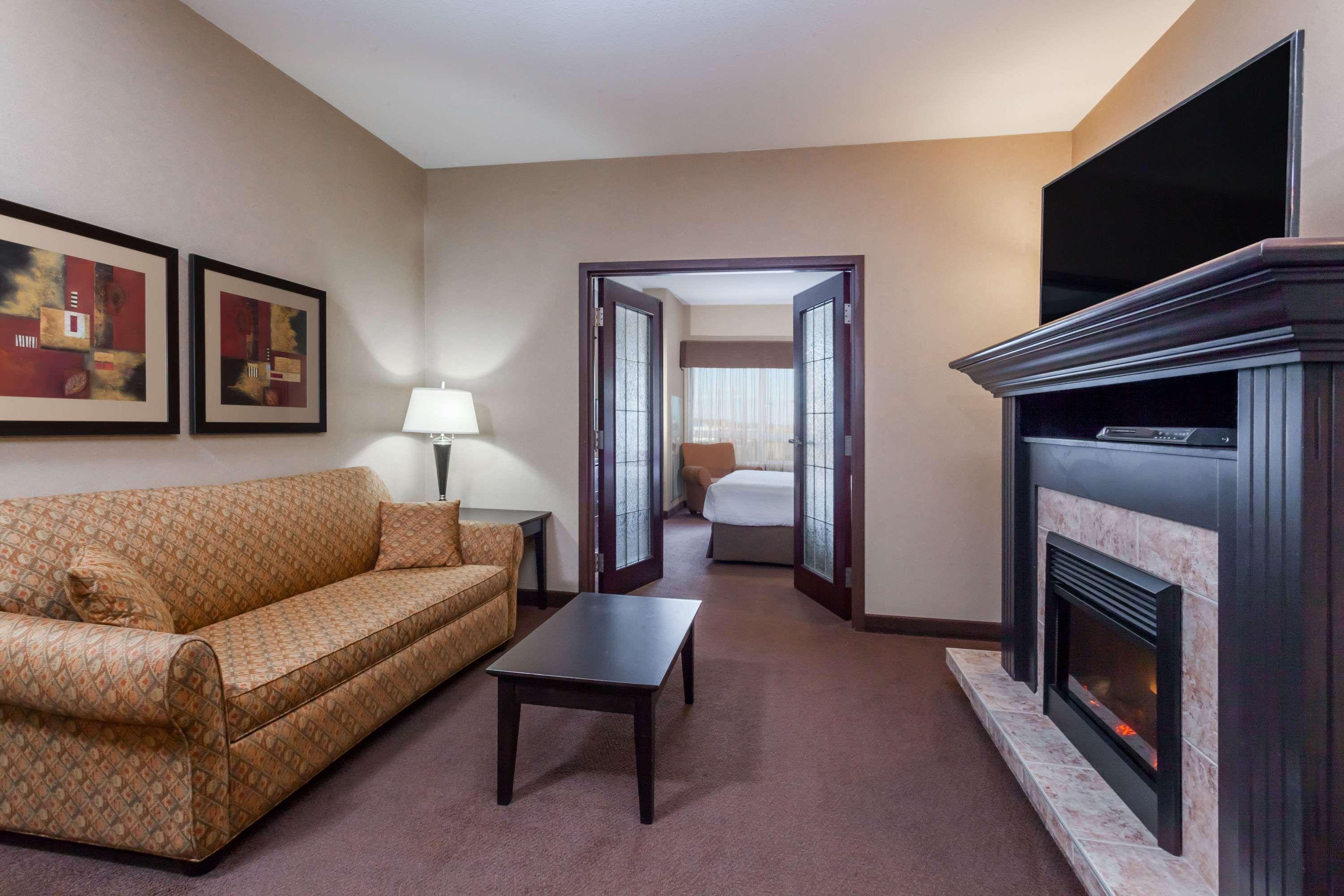 Hotel Ramada By Wyndham Stettler Exterior foto