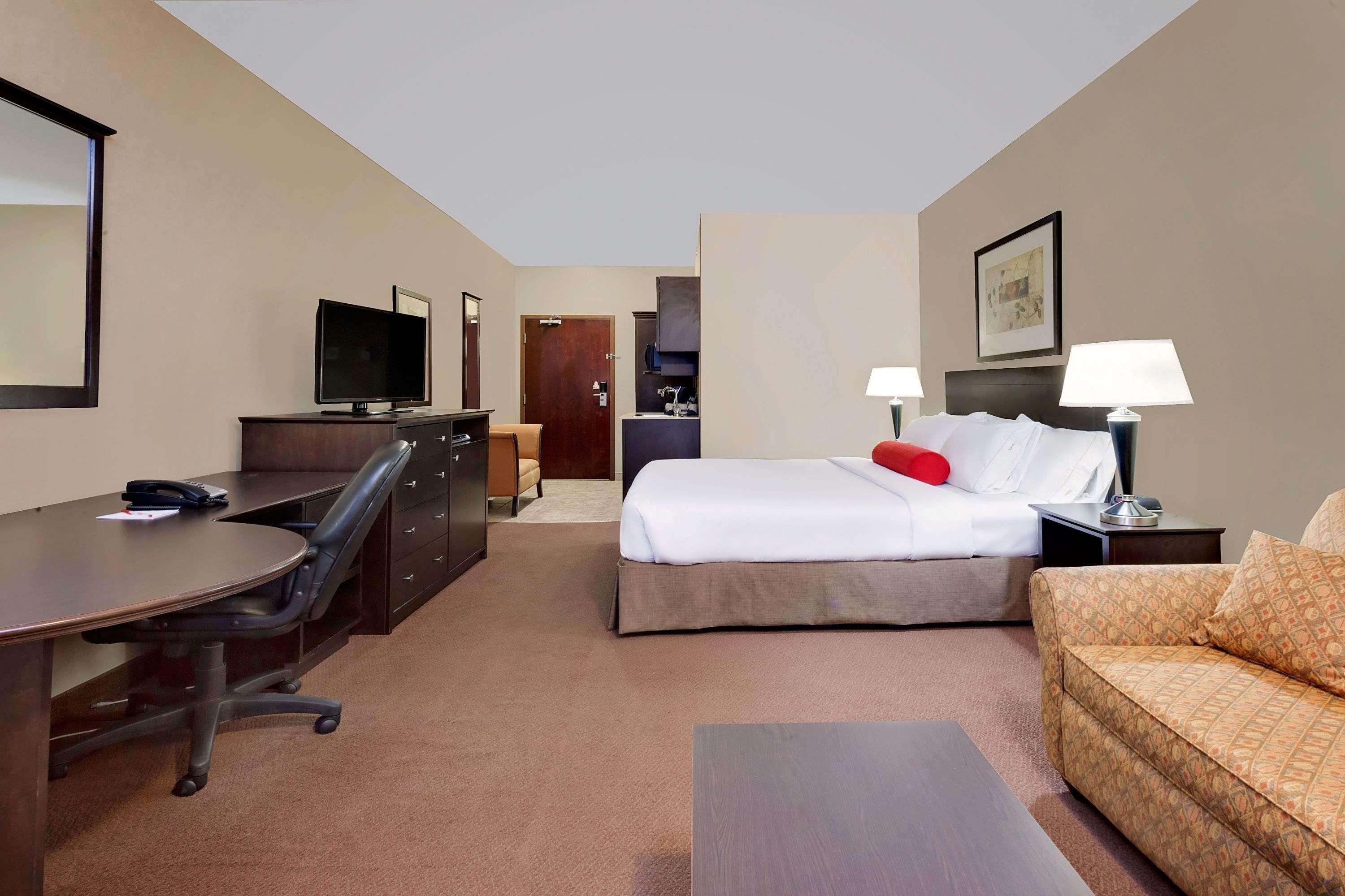 Hotel Ramada By Wyndham Stettler Exterior foto