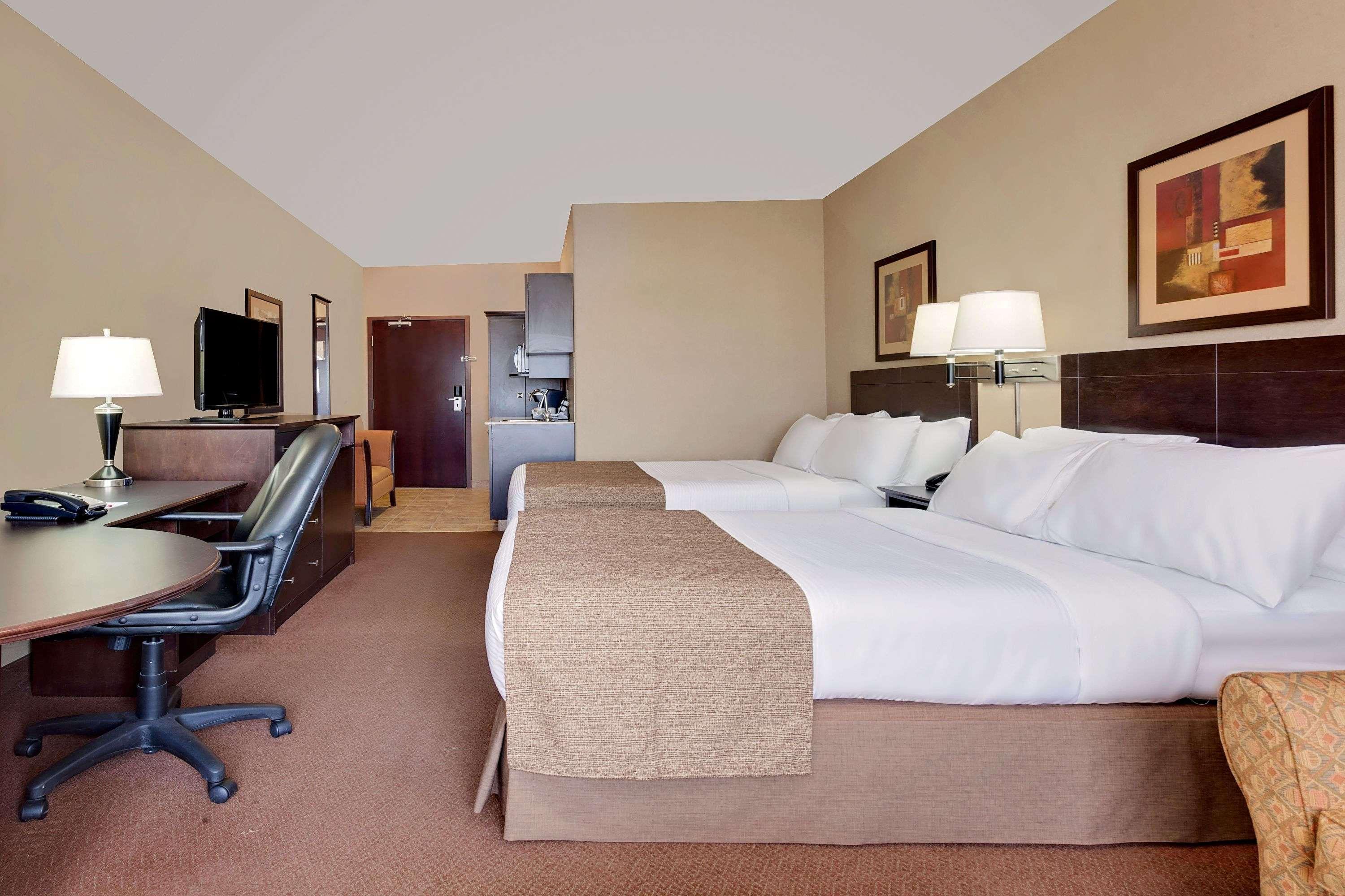 Hotel Ramada By Wyndham Stettler Exterior foto