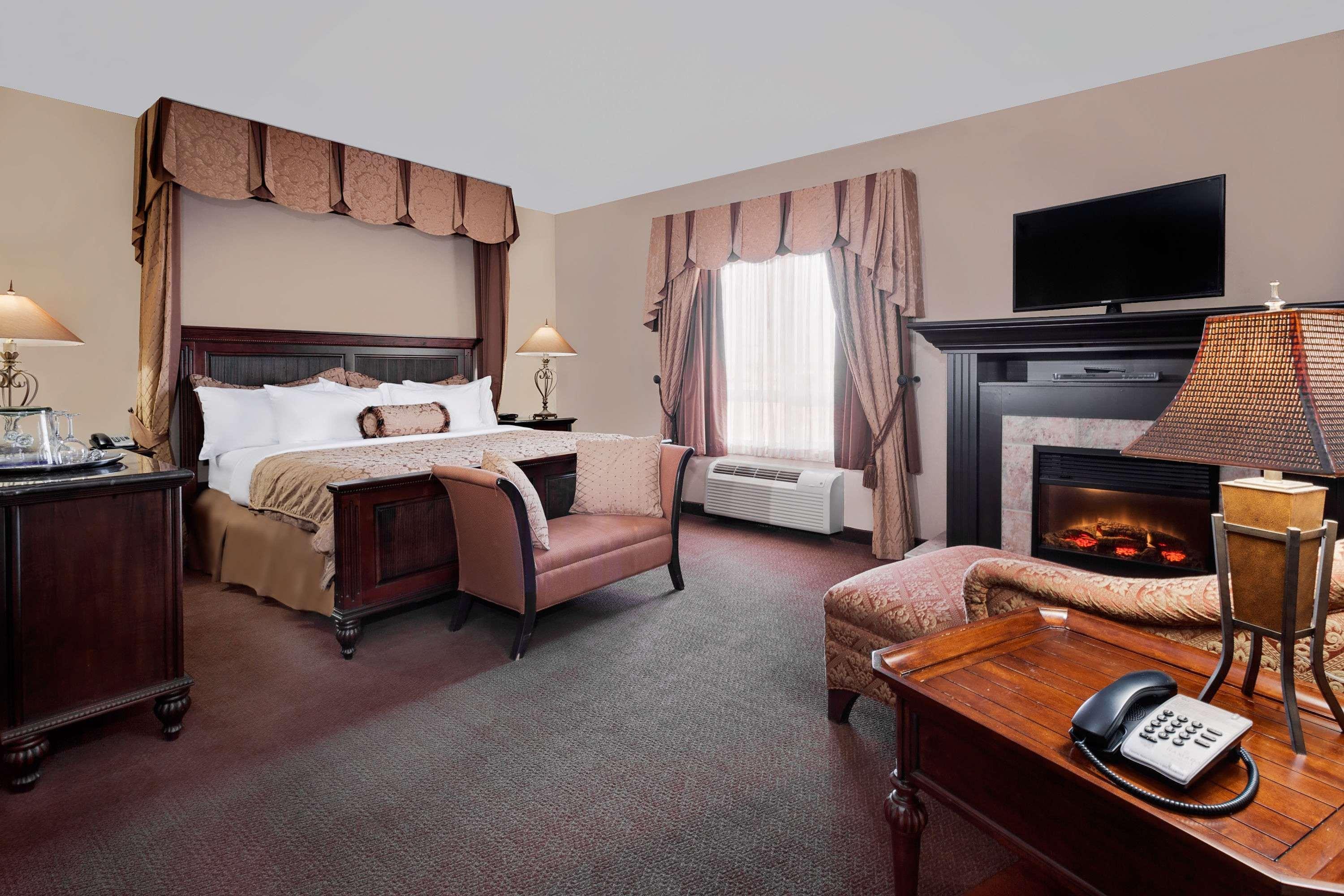 Hotel Ramada By Wyndham Stettler Exterior foto