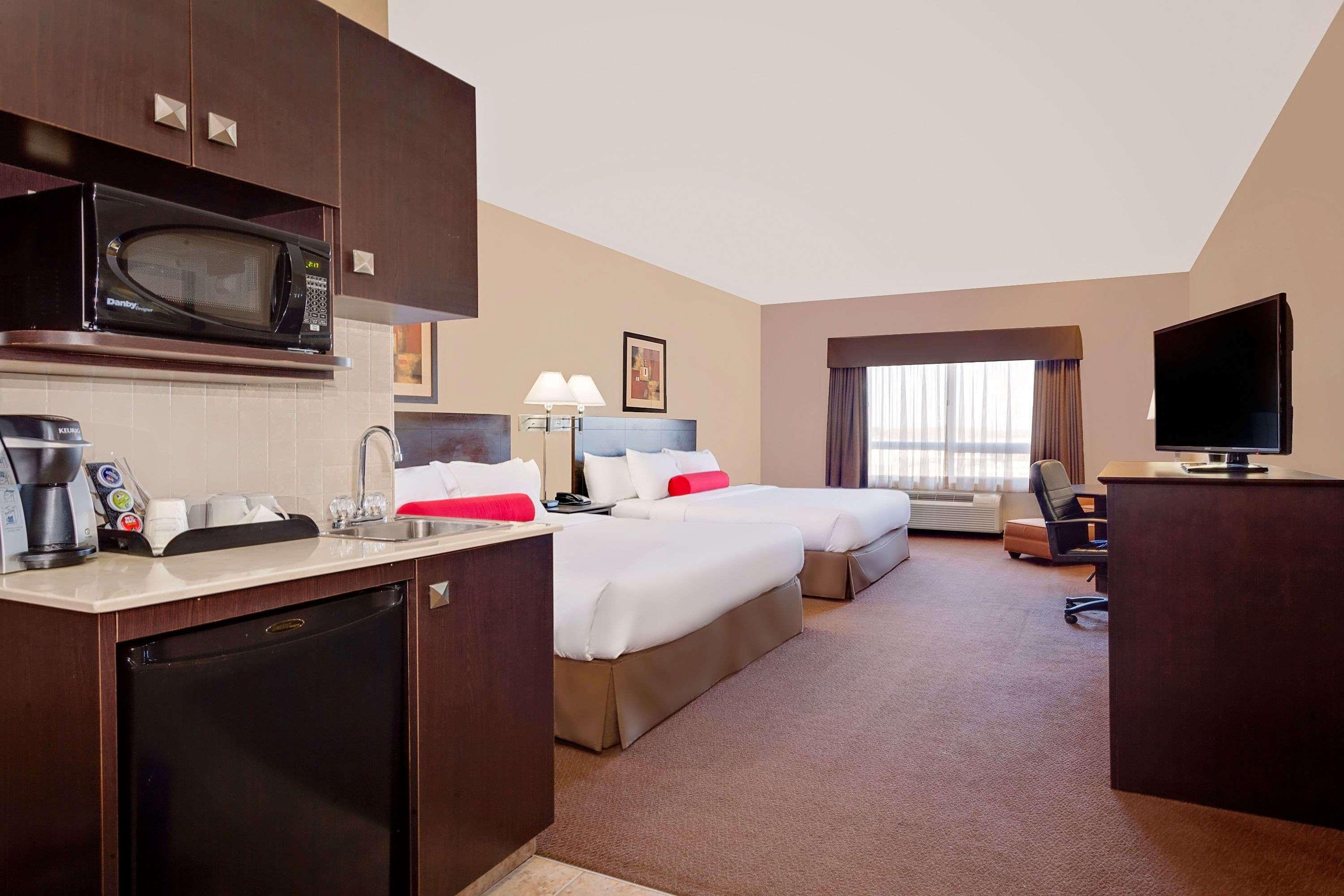 Hotel Ramada By Wyndham Stettler Exterior foto