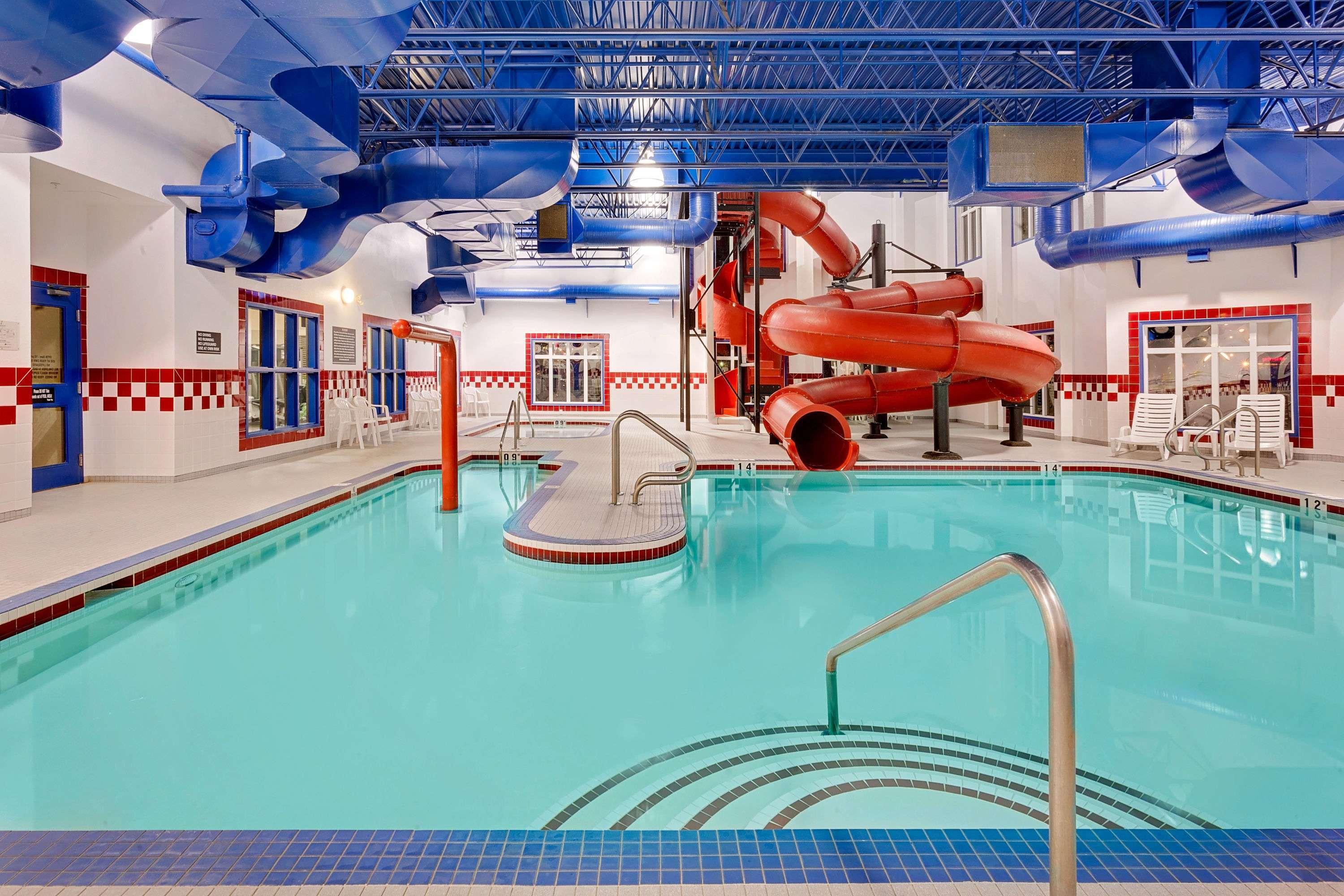 Hotel Ramada By Wyndham Stettler Exterior foto
