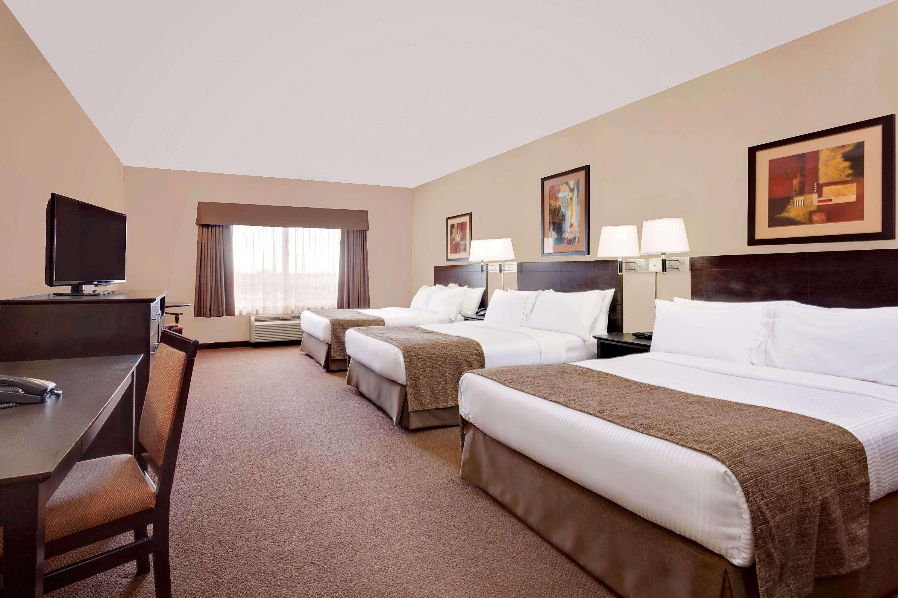 Hotel Ramada By Wyndham Stettler Exterior foto