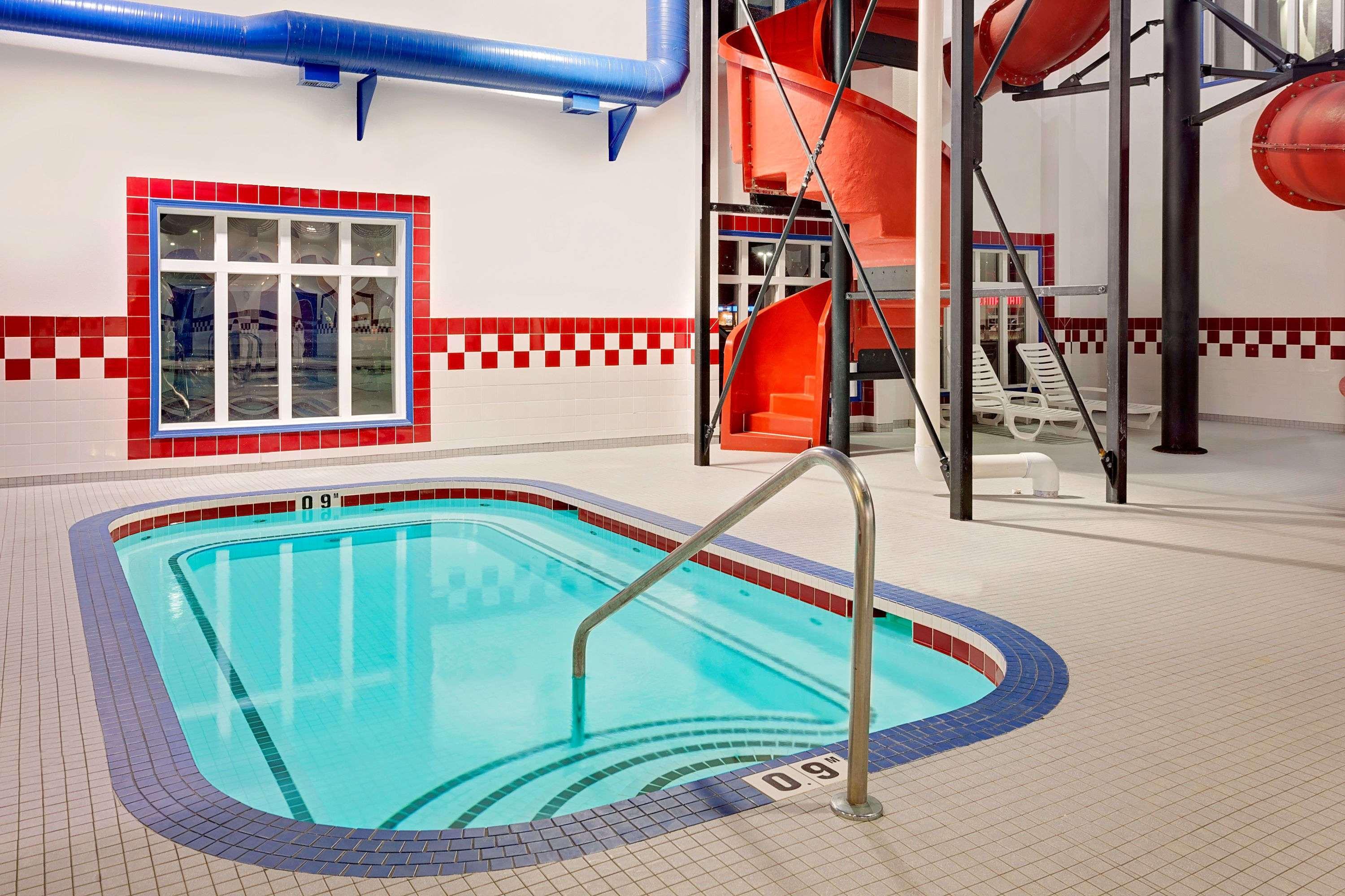 Hotel Ramada By Wyndham Stettler Exterior foto