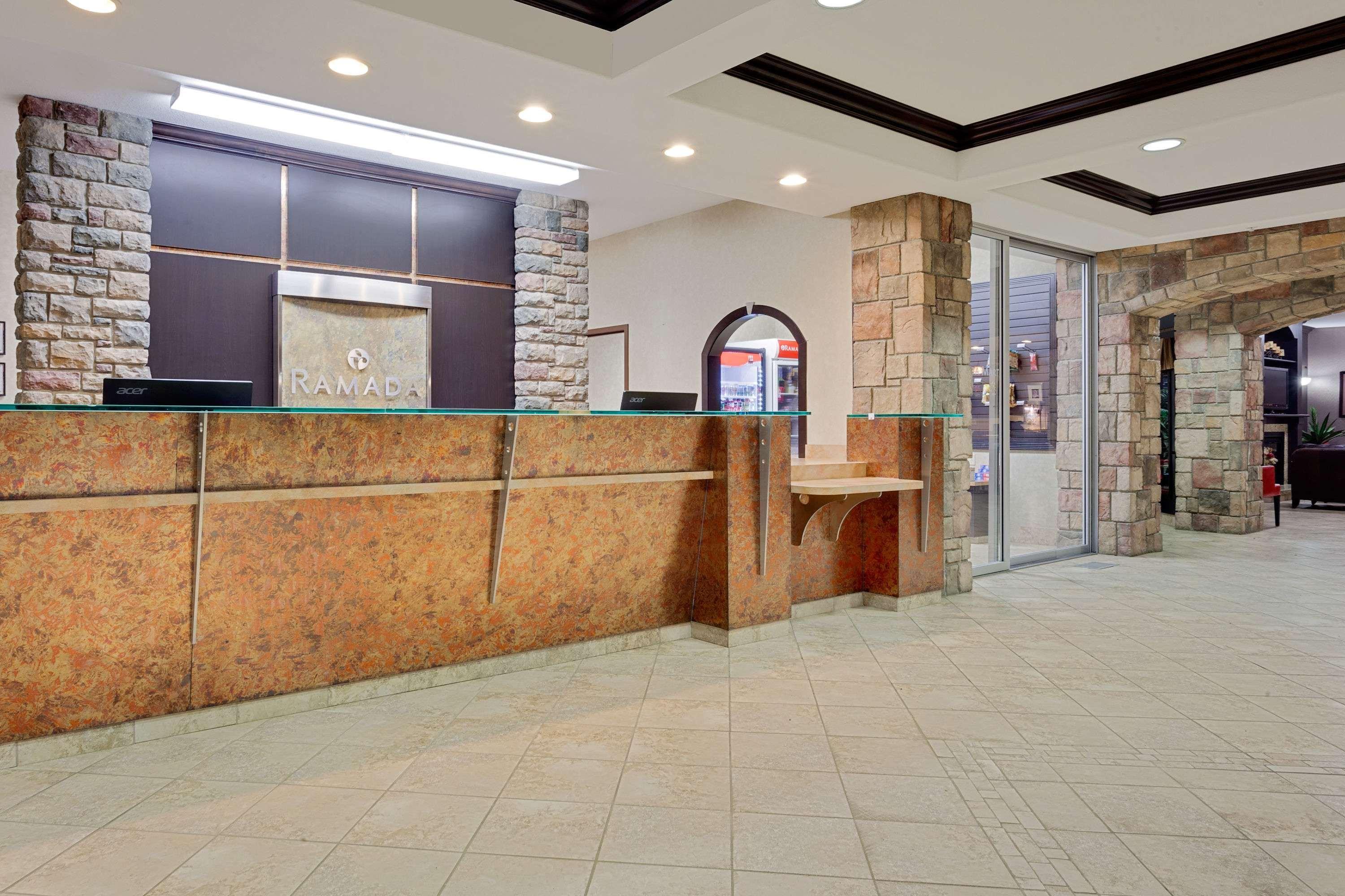 Hotel Ramada By Wyndham Stettler Exterior foto