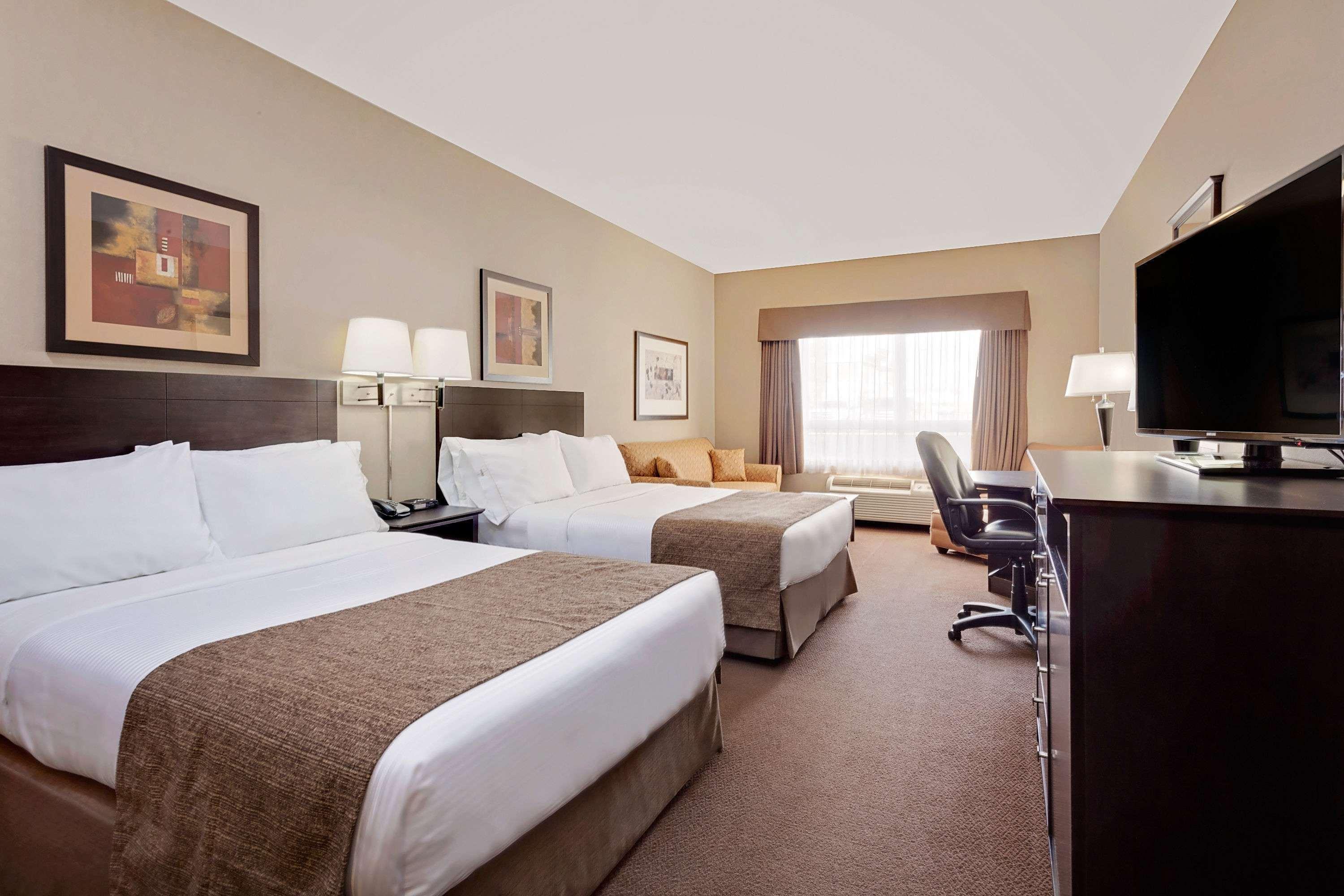Hotel Ramada By Wyndham Stettler Exterior foto