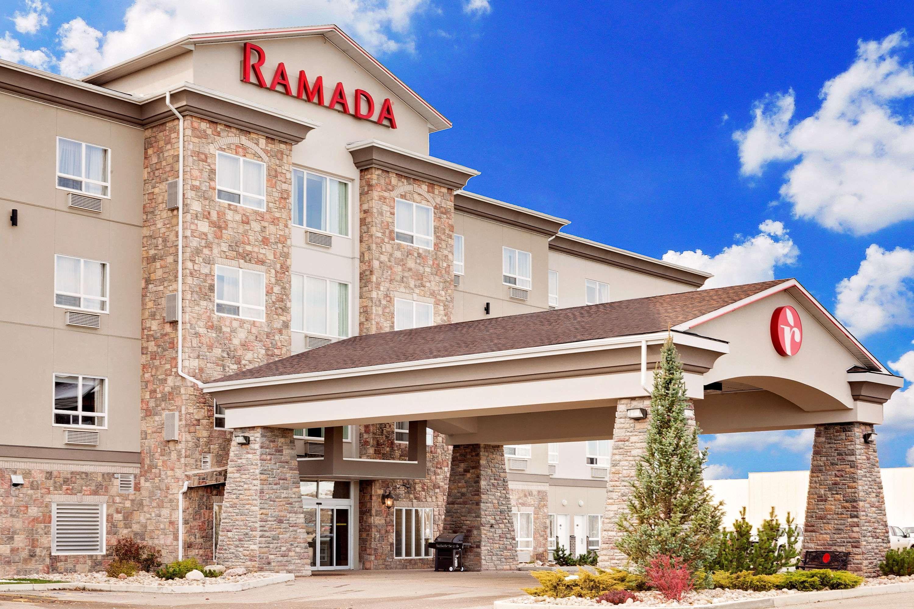 Hotel Ramada By Wyndham Stettler Exterior foto