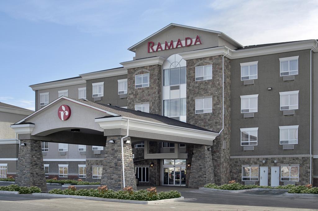 Hotel Ramada By Wyndham Stettler Exterior foto