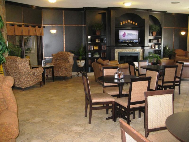Hotel Ramada By Wyndham Stettler Exterior foto