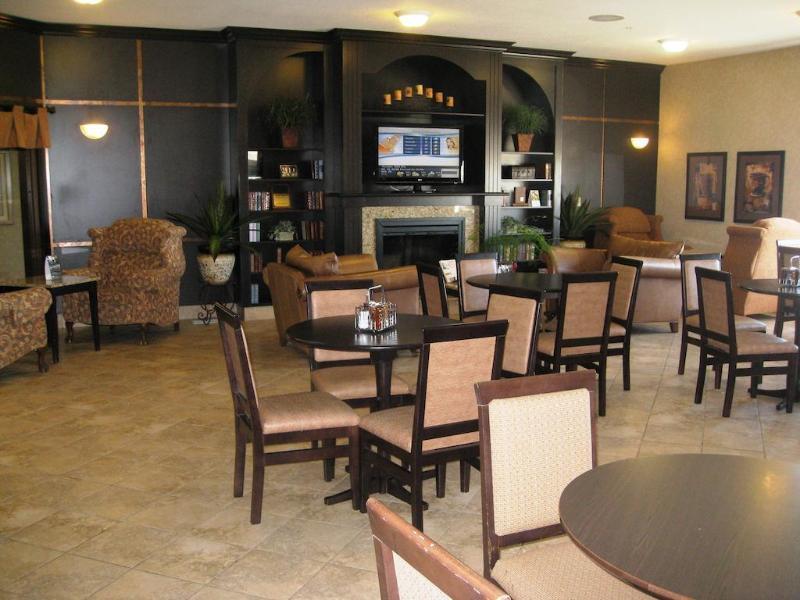 Hotel Ramada By Wyndham Stettler Exterior foto