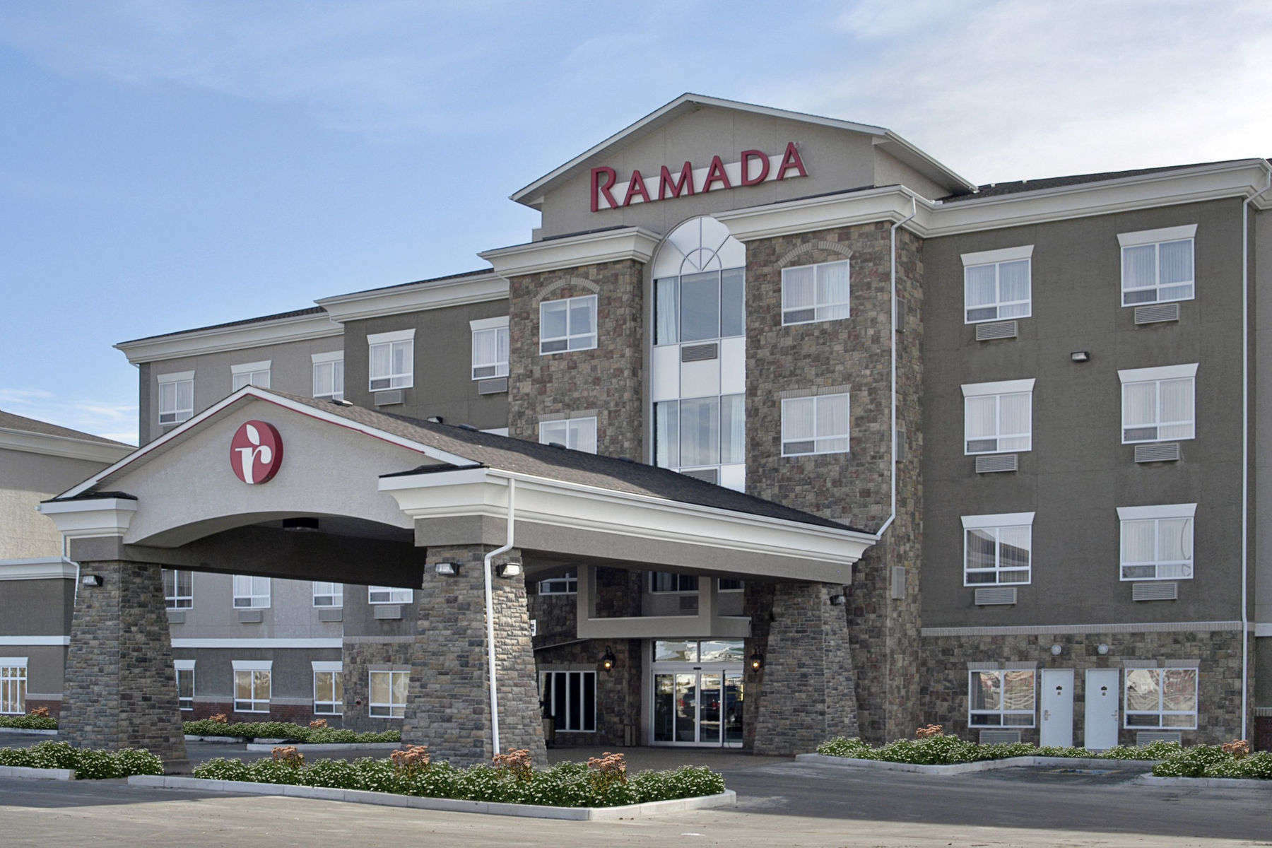 Hotel Ramada By Wyndham Stettler Exterior foto