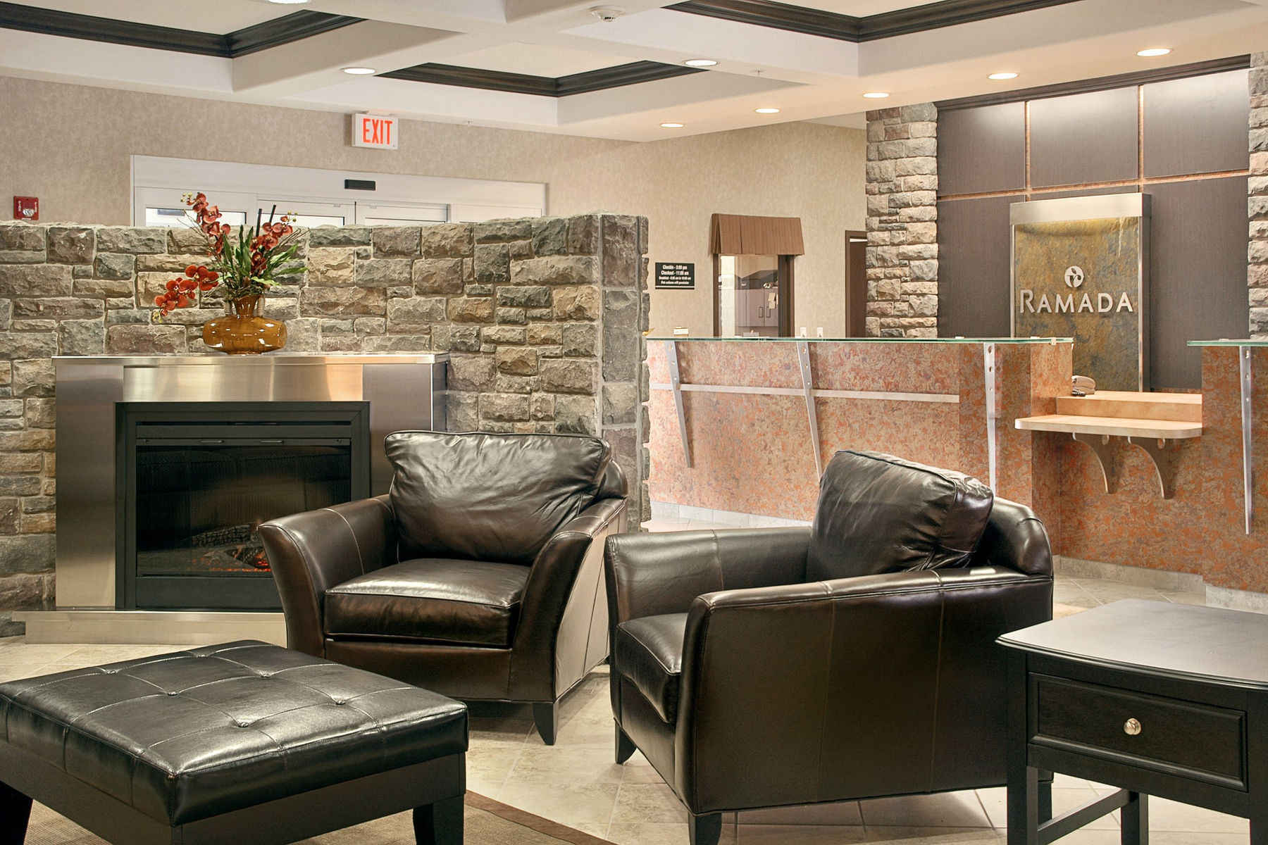 Hotel Ramada By Wyndham Stettler Exterior foto